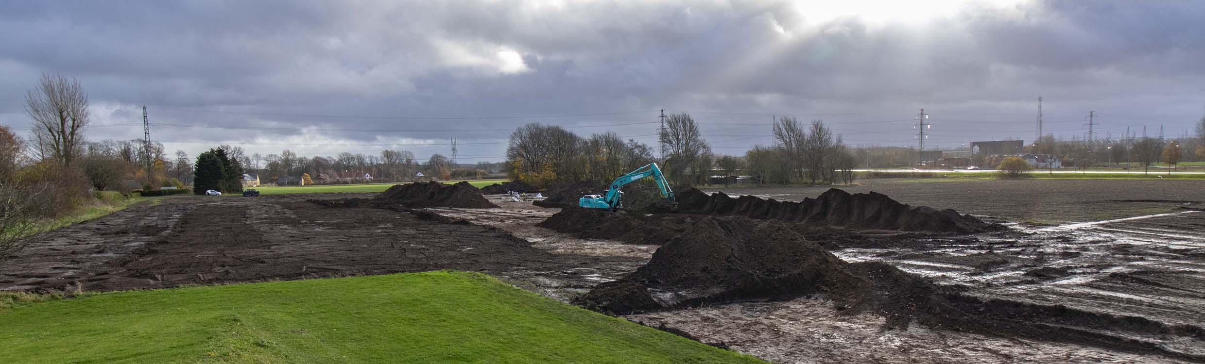 Kobelco escavator with semi-automatic functionality